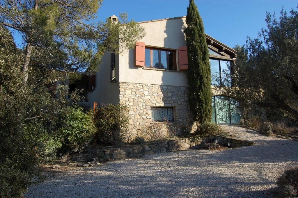 HERAULT - Villa from 1991 with garage, pool and summerkitchen on 1,6 ha