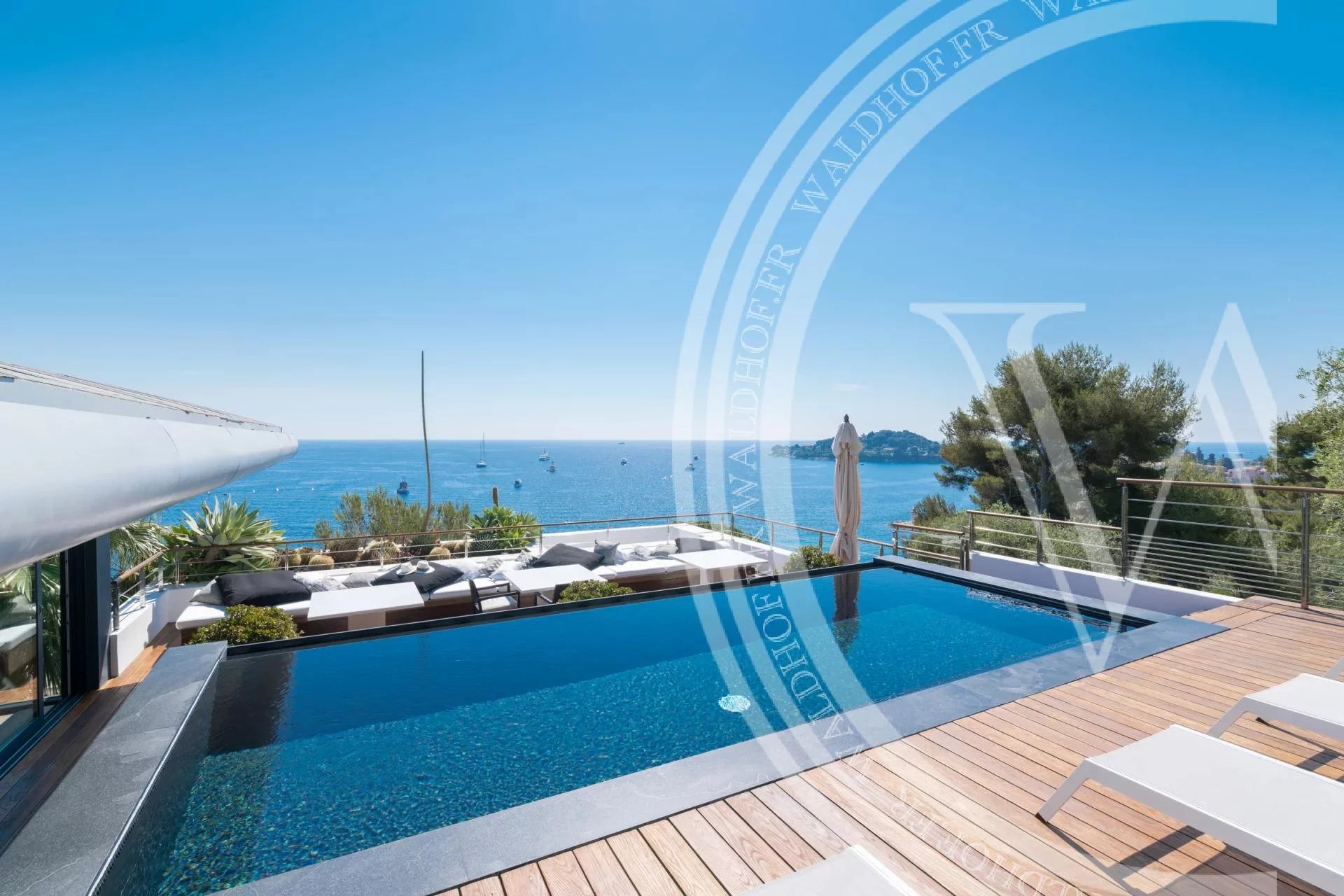 Fully staffed 1,000 m2 contemporary Villa near the beach and center of Cap Ferrat Port