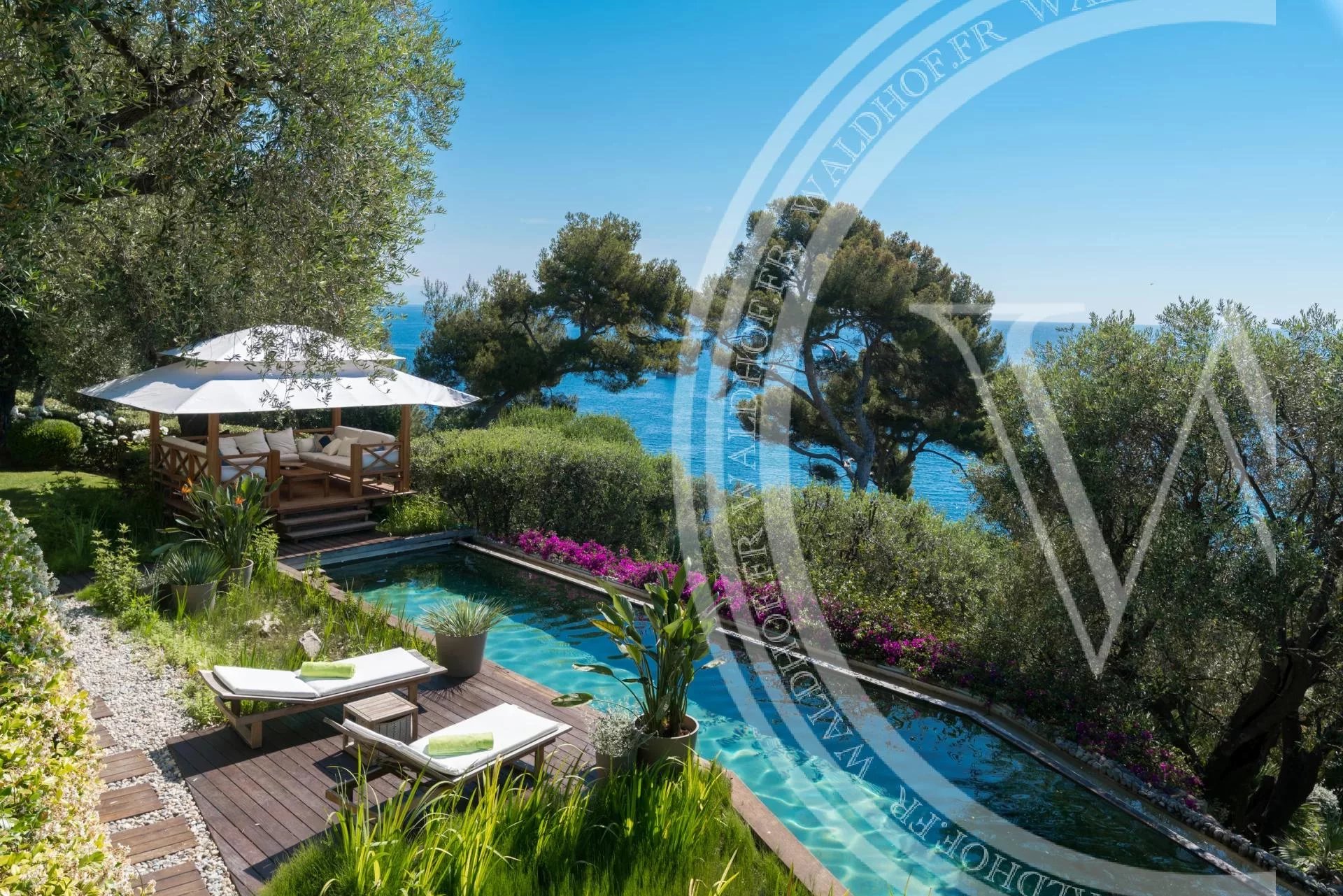 Fully staffed 1,000 m2 contemporary Villa near the beach and center of Cap Ferrat Port
