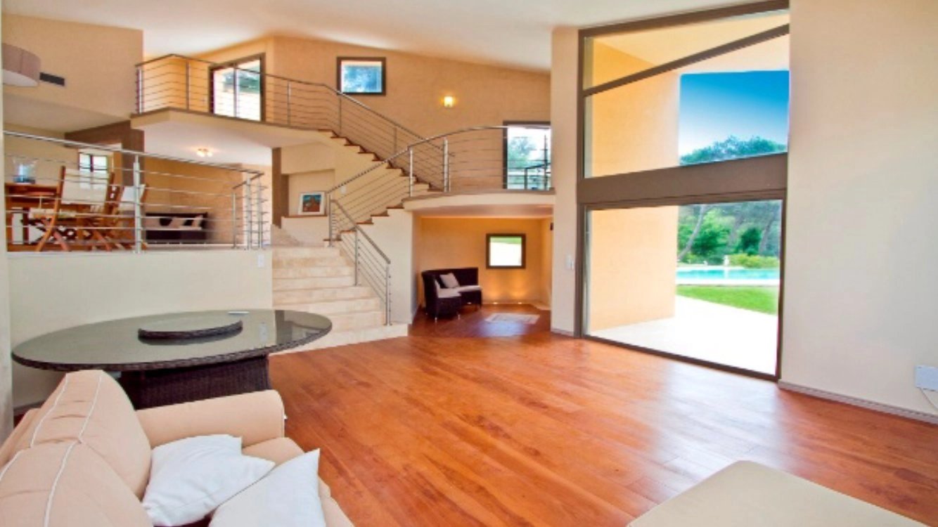 Living-room Wooden floor High ceiling