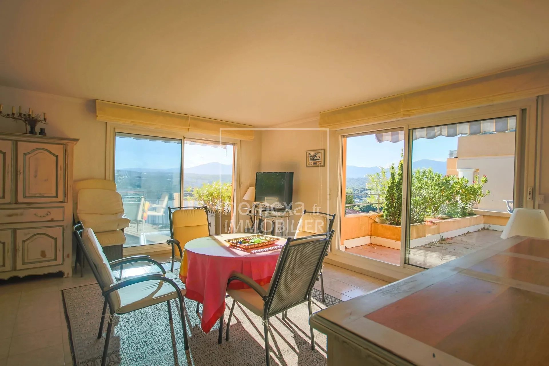 Apartment for sale in Biot Saint-Philippe Greenside : living-room with panoramic view