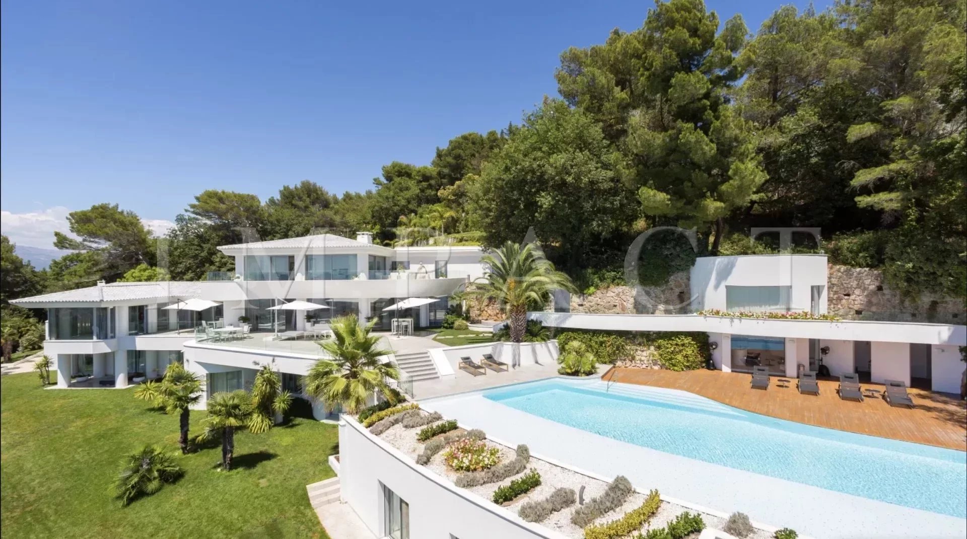 Villa prestigieuse à louer, entièrement rénovée sur les hauteurs de Cannes