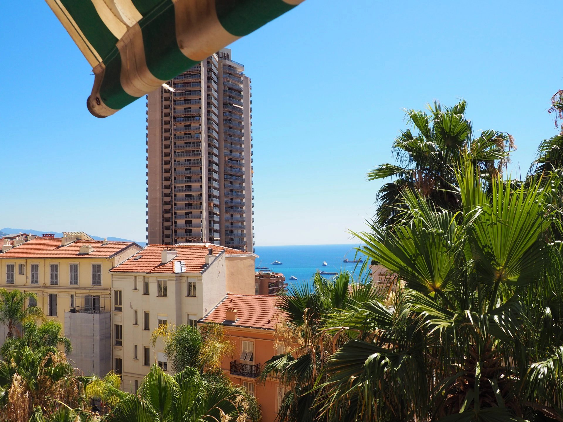 Beausoleil - 2 pièces à 5 mètres de Monaco avec terrasse et vue mer à Vendre