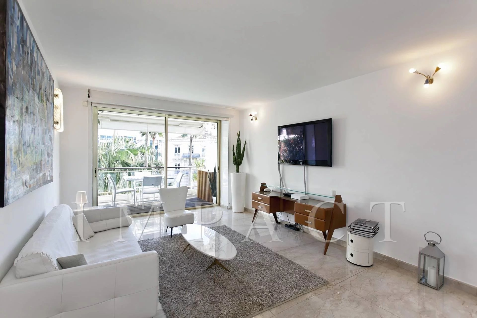 Cannes Croisette apartment for rent see view