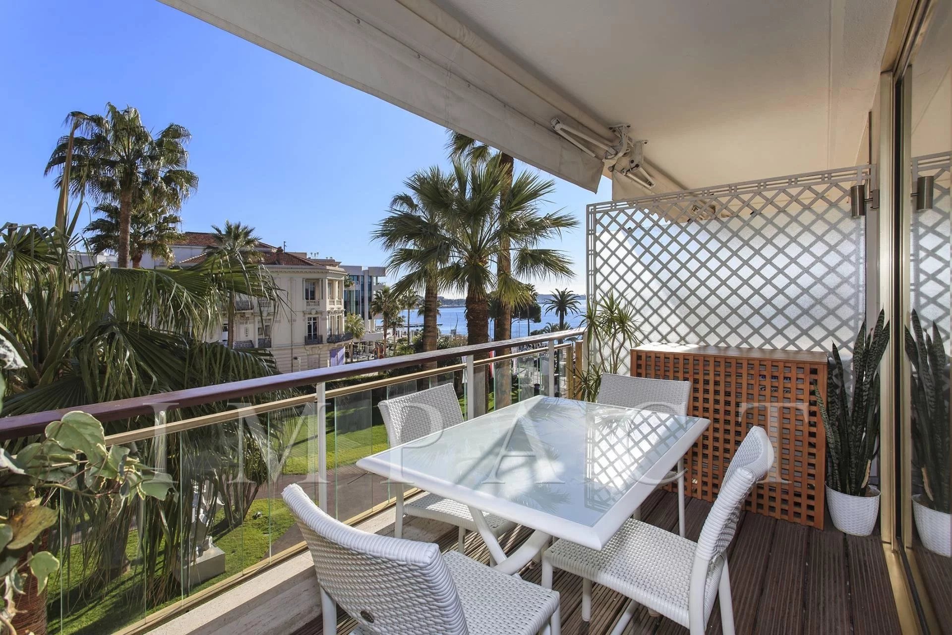 Cannes Croisette appartement à louer vue mer