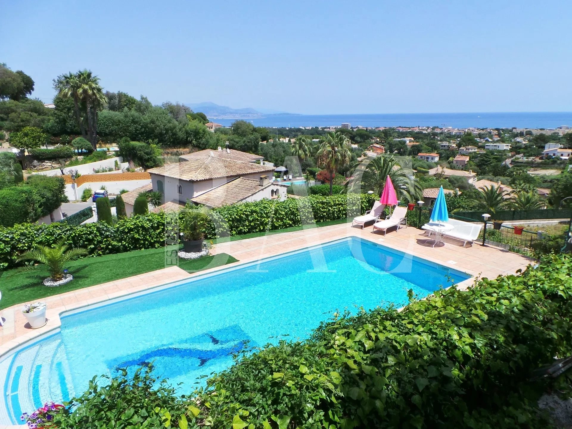 Antibes villa of traditional construction with sea view, in very quiet residential area and 5 minutes from everything
