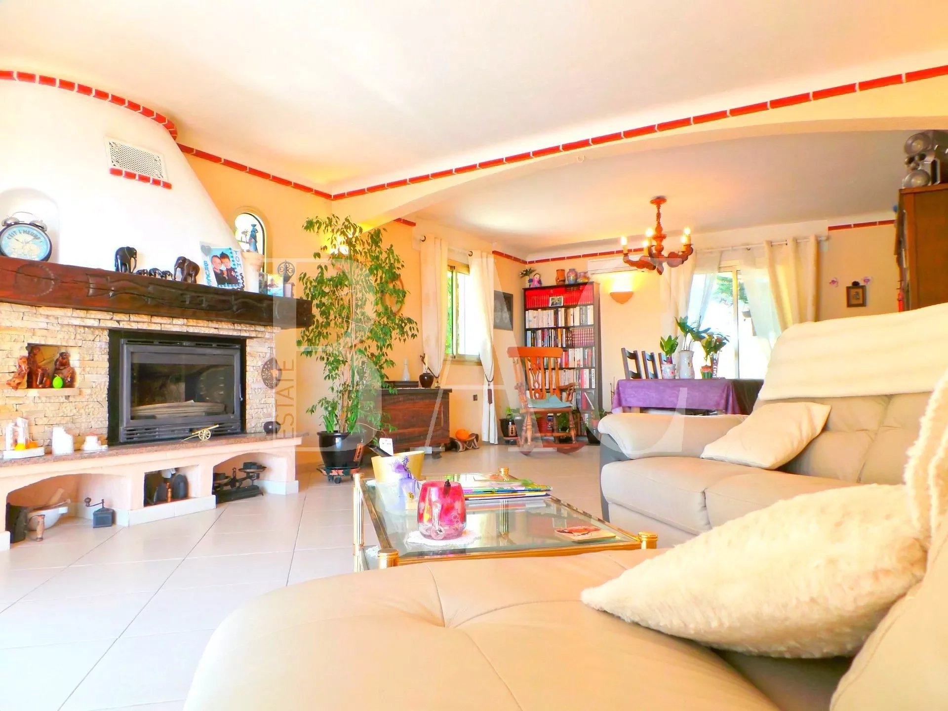 Antibes villa of traditional construction with sea view, in very quiet residential area and 5 minutes from everything