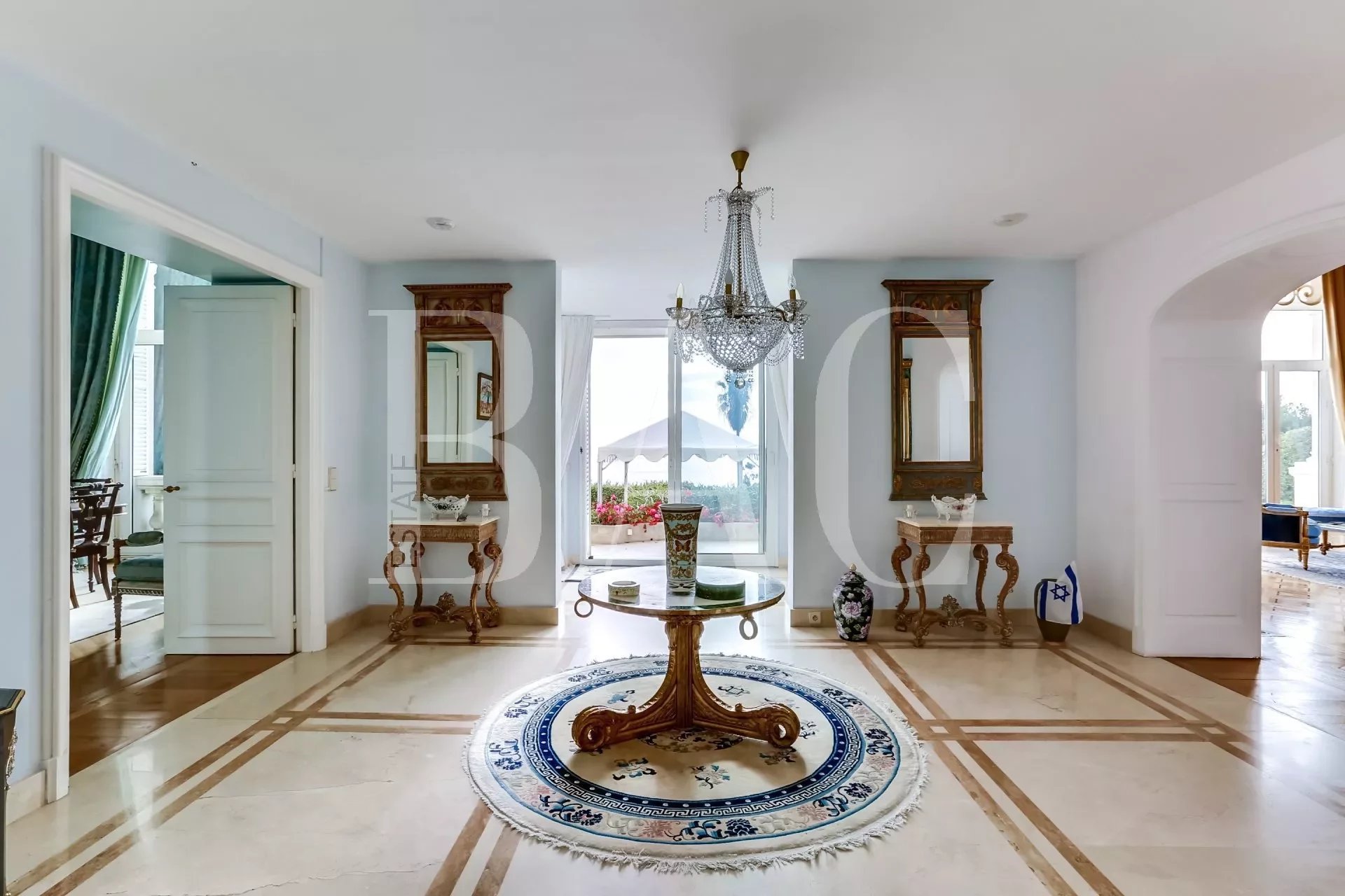 Cannes, an apartment villa with private pool in a former private mansion dating from 1892