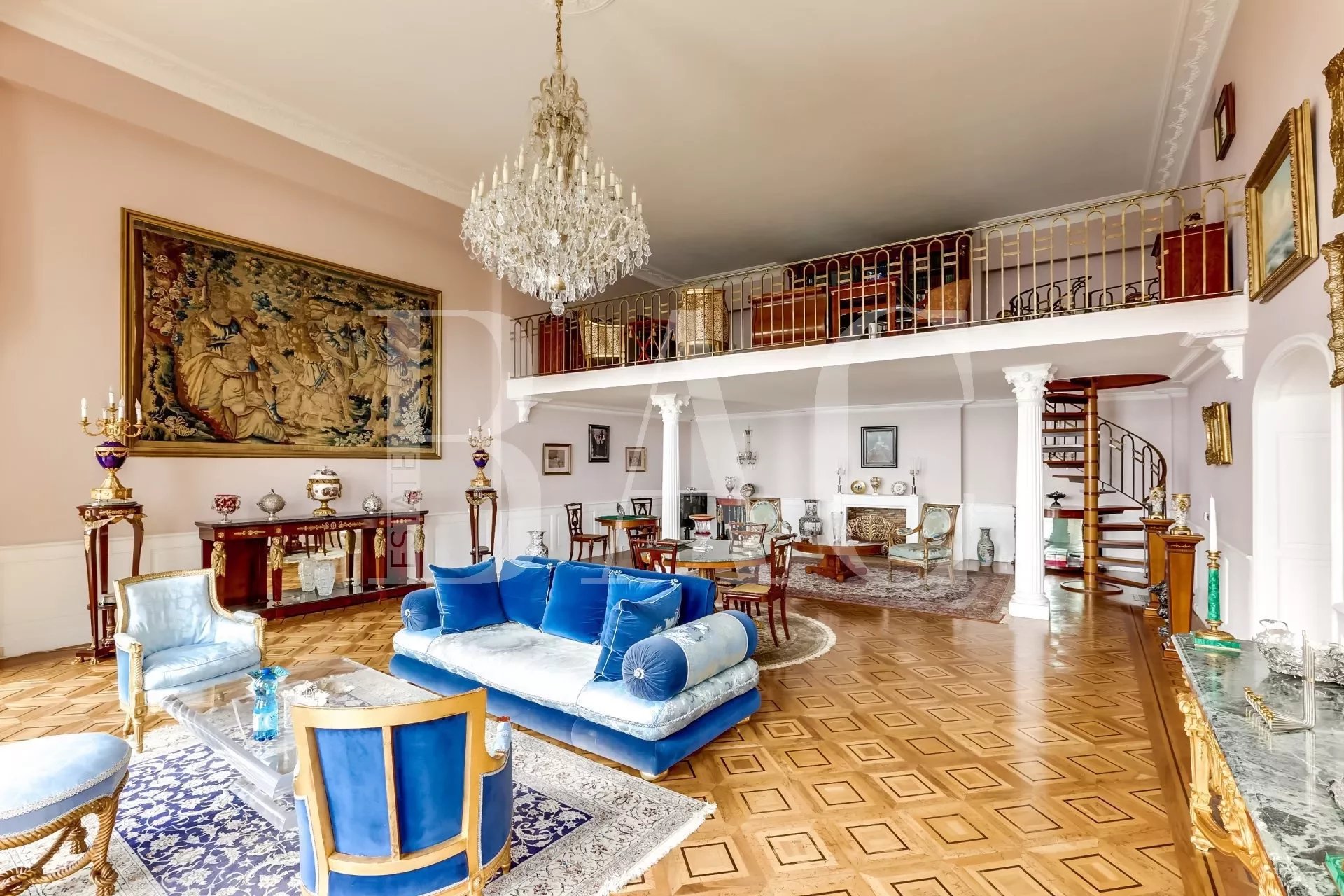 Cannes, an apartment villa with private pool in a former private mansion dating from 1892