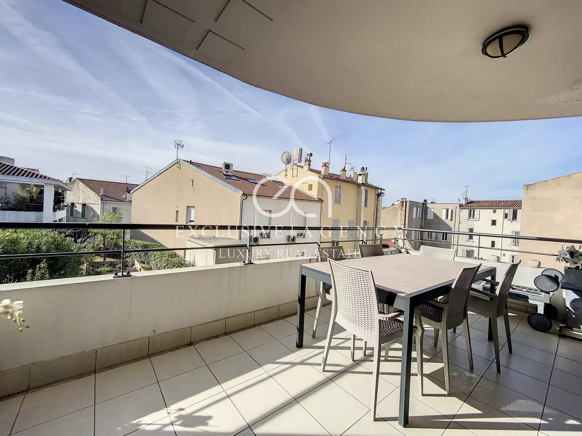 Cannes Croisette location saisonnière 4 pièces 112m² avec terrasse