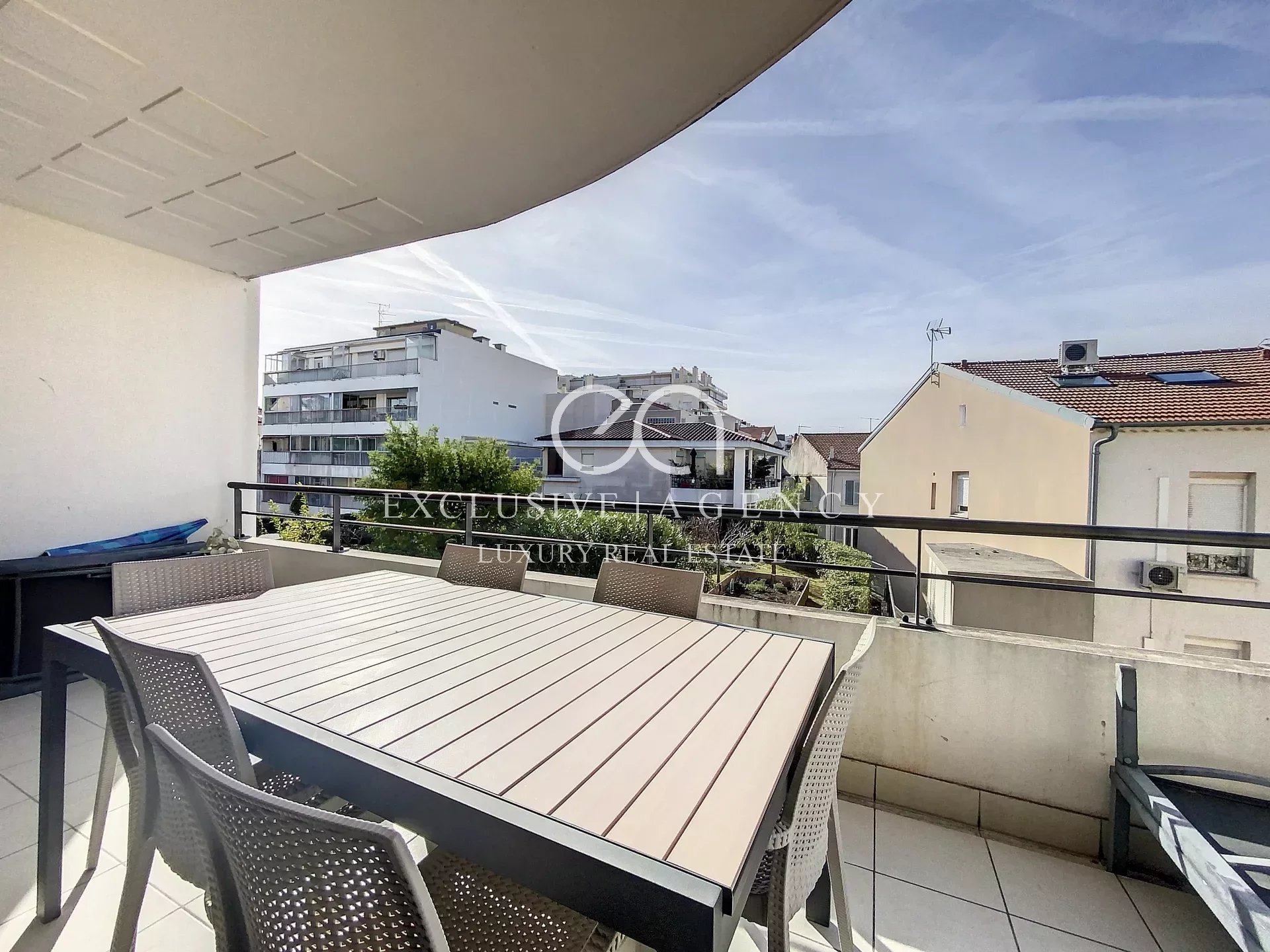 Cannes Croisette location saisonnière 4 pièces 112m² avec spacieuse terrasse