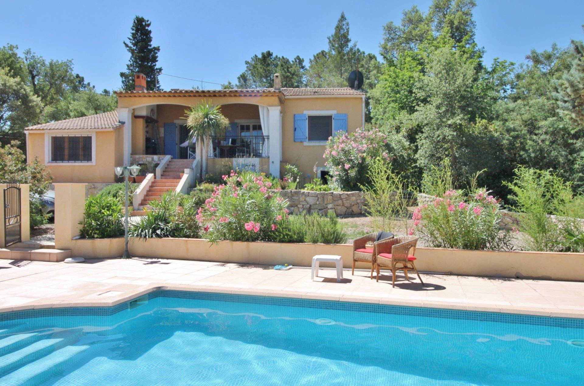 Belle villa avec piscine et des beaux volumes