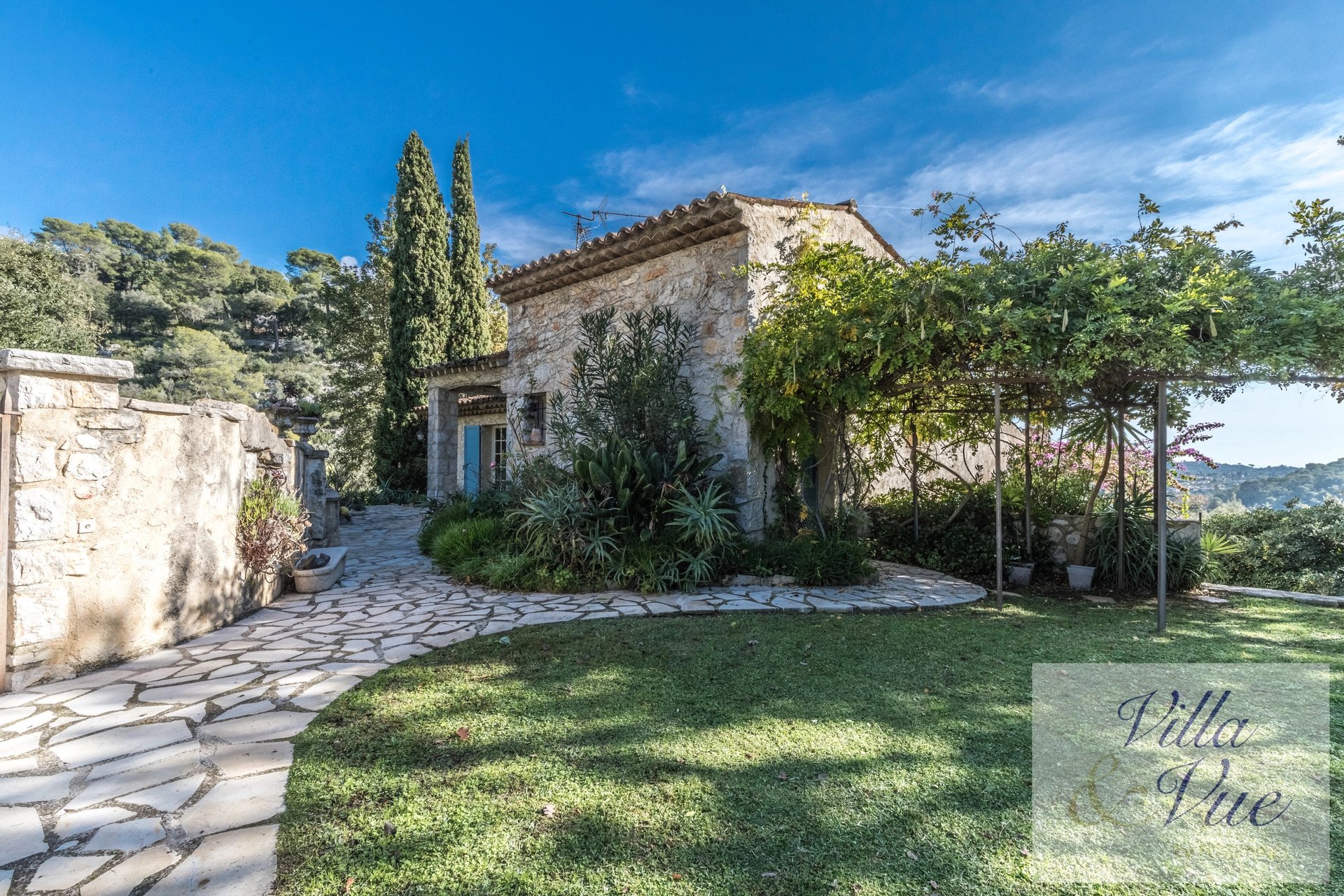 Beautiful typical provencal mansion, quiet area, 6 bedrooms,
