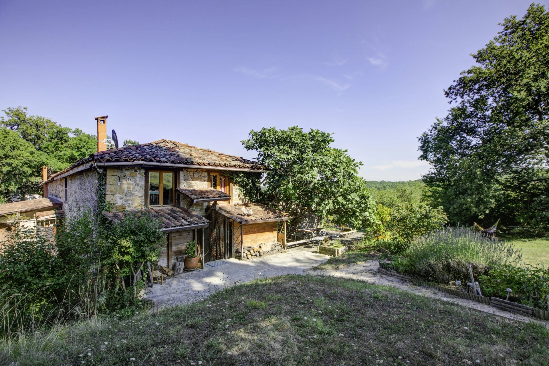 Near Arnaud Guilhem, beautiful stone house on park of 19 hectares