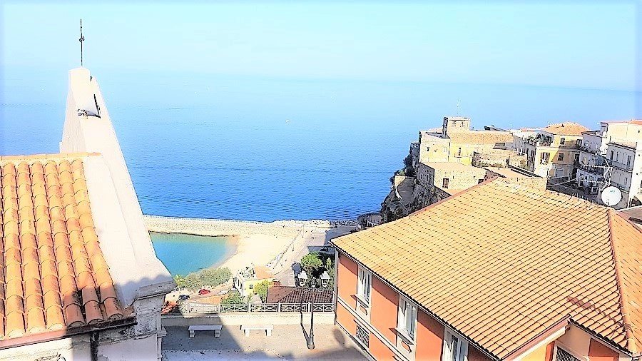 2 bedroom apartment by the piazza - sea views