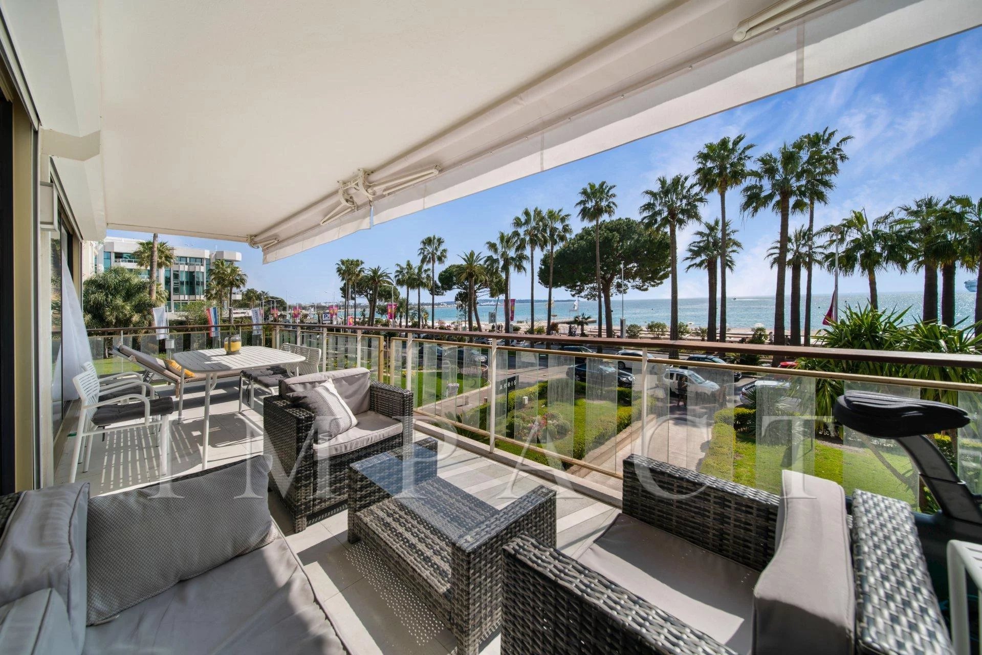 2-bedrooms apartment to rent in the Grand Hotel, panoramic sea view, , Cannes