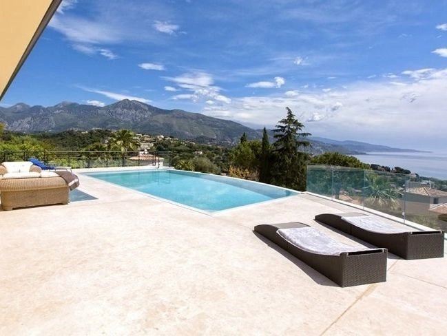 Cap Martin - Jolie villa avec vue mer dans le quartier calme