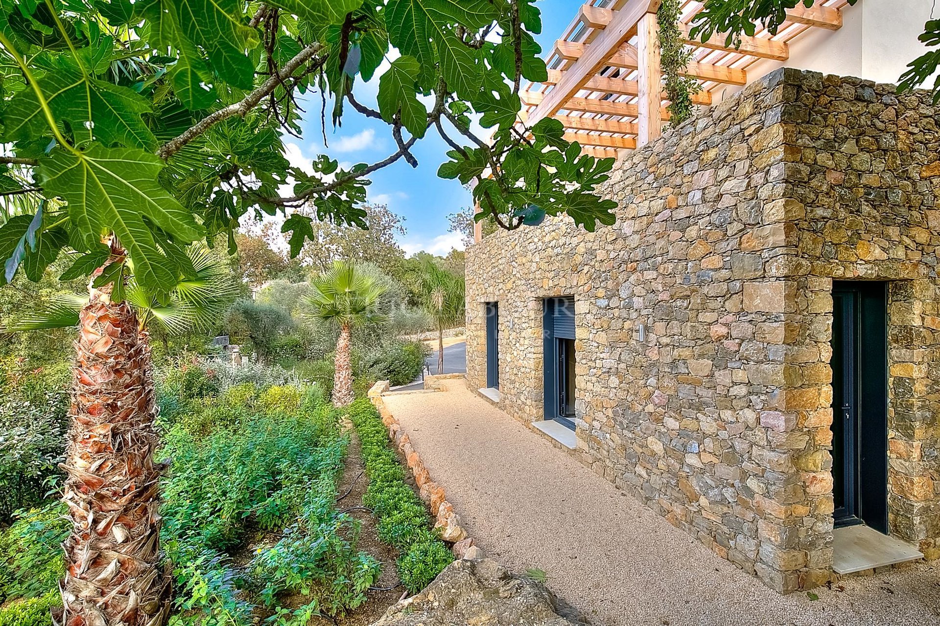 Charming provencal villa enjoying sumptuous view on the village