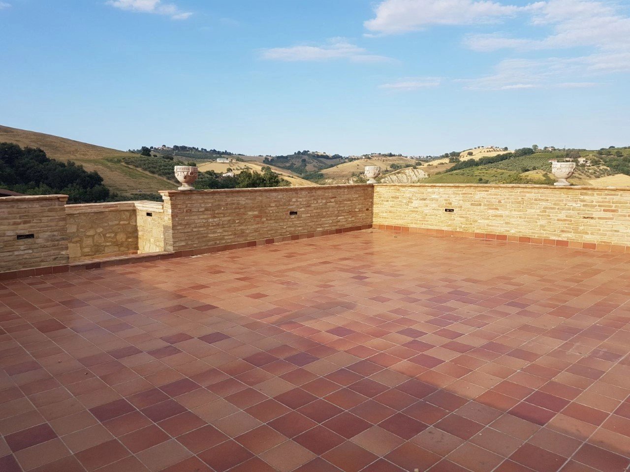 Countryhouse with roof terrace, vineyard and olive grove
