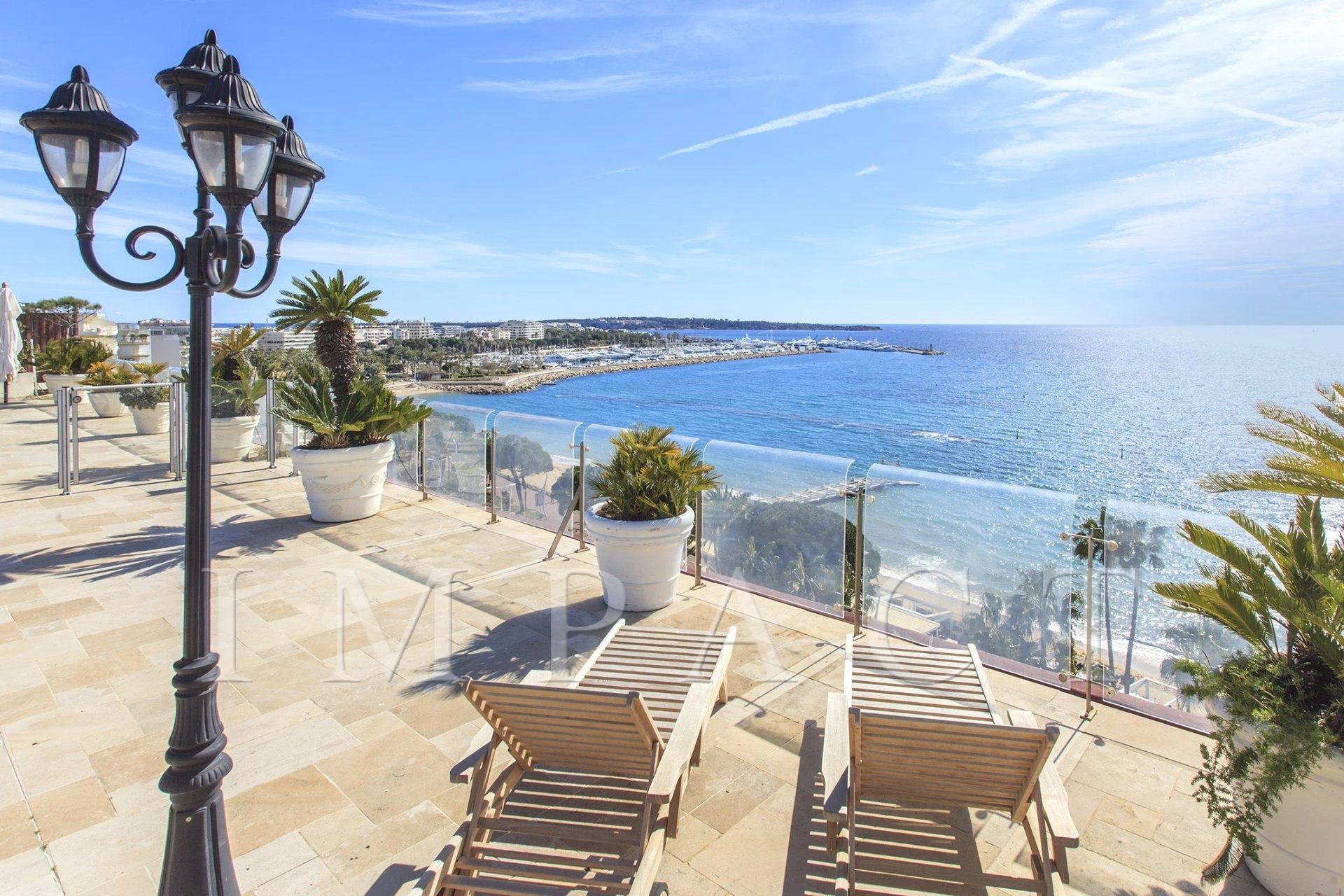 Penthouse with pool and sea view for rent Cannes