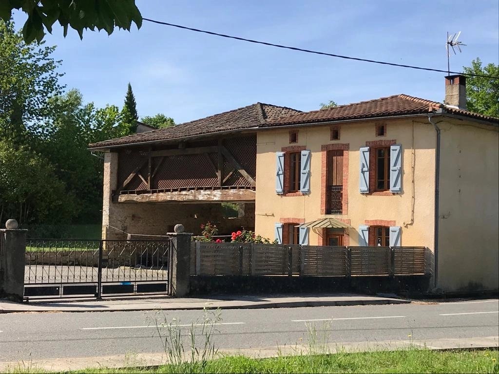 Rare à Aurignac, jolie ferme  rénovée avec grande dependance et jardin 3148 m²