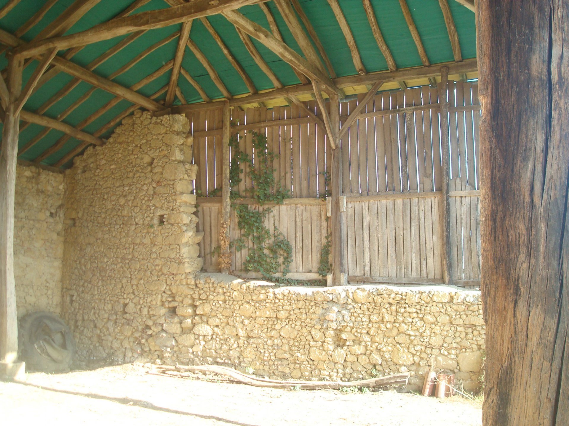 Proche Aurignac belle grange avec toiture neuve