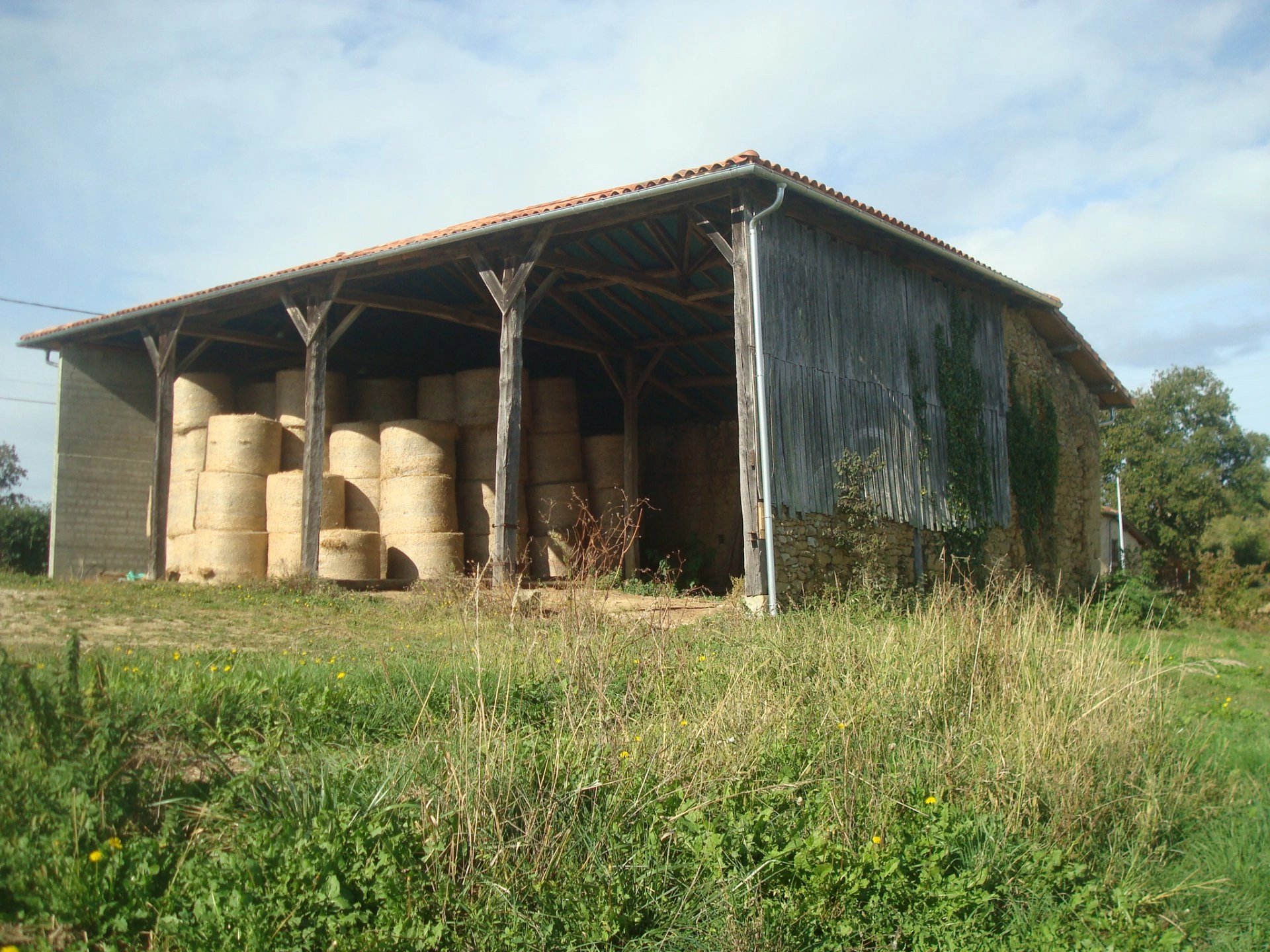 Close to Aurignac lovely barn with new roof to convert