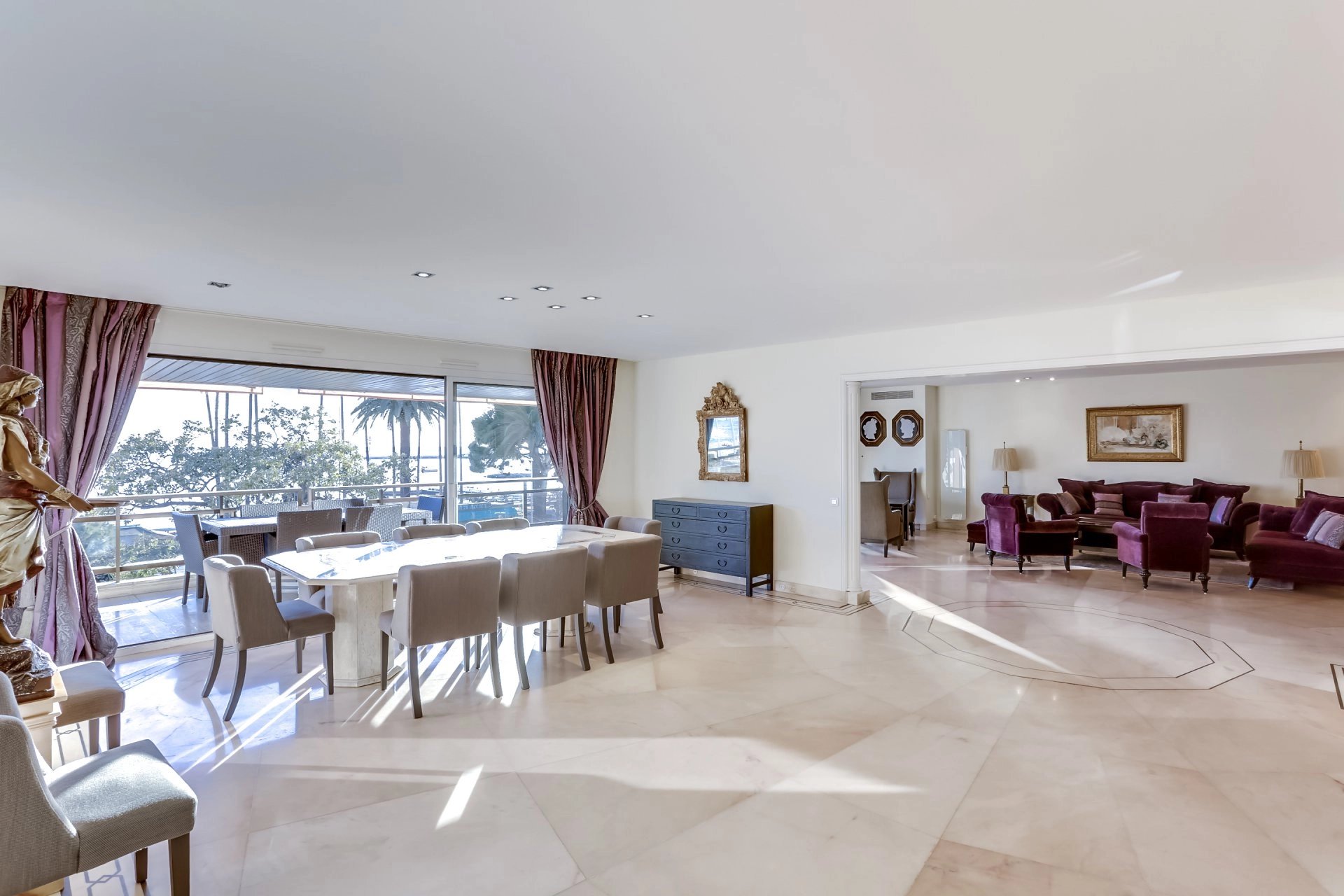 Dining room Natural light Tile