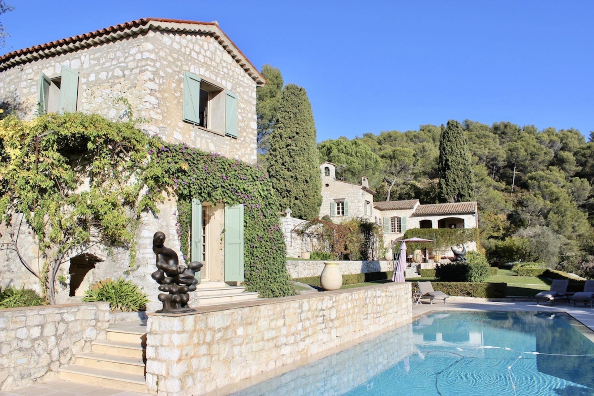Luxurious villa with pool and guesthouse perched above St. Paul de Venice