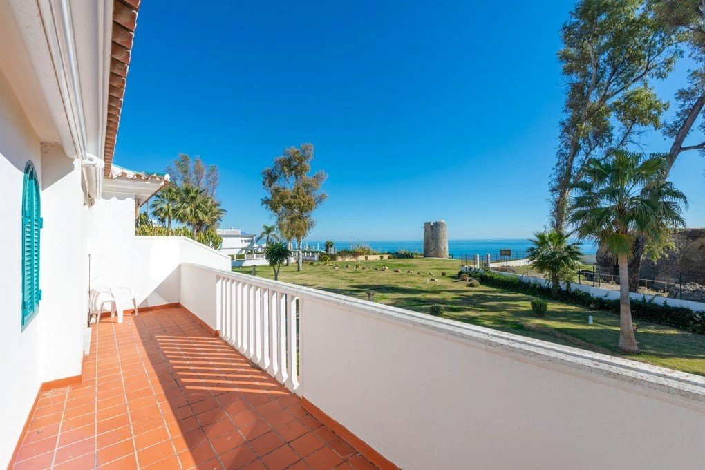 Spacious townhouse with the best address in Gudalmina Baja