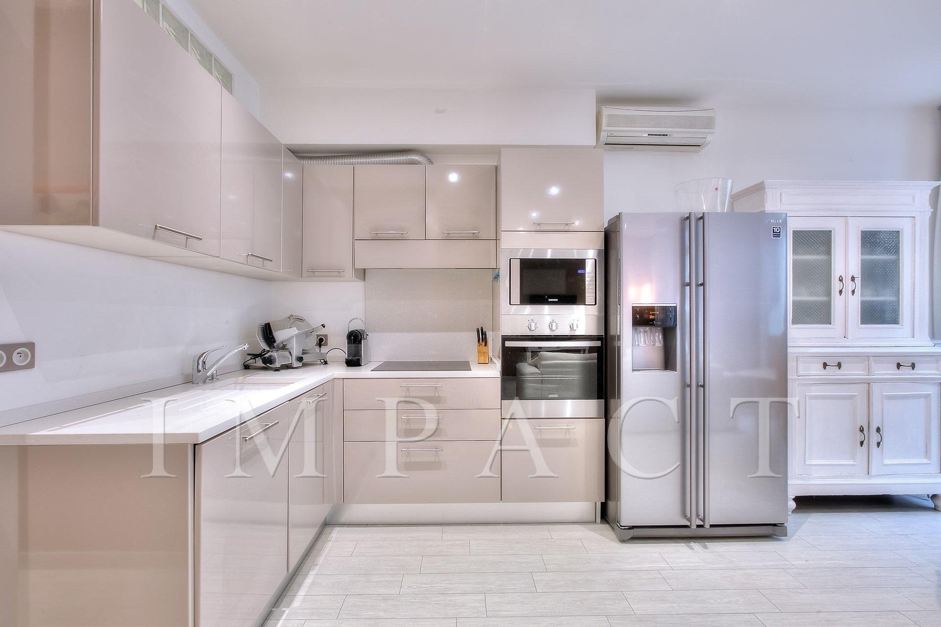 2-bedroom apartment to rent with large terrace in the center of Cannes.