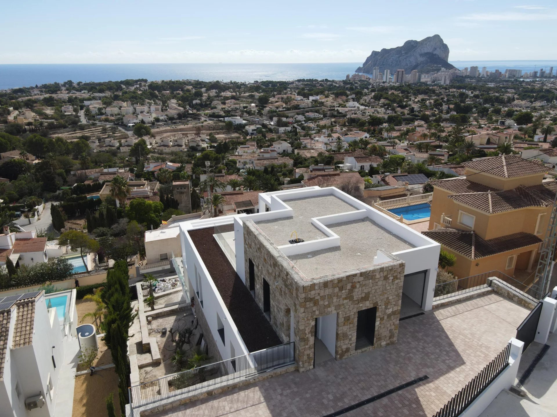 Moderne luxe villa met panoramisch uitzicht op zee in aanbouw