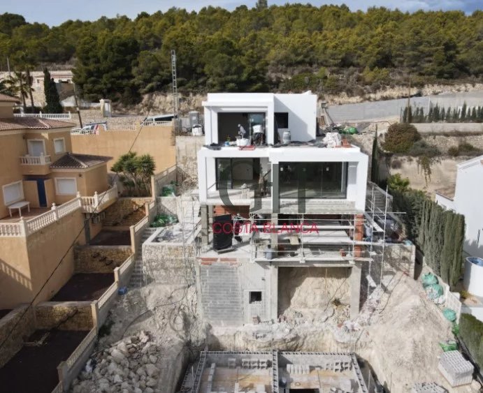 Moderne luxe villa met panoramisch uitzicht op zee in aanbouw