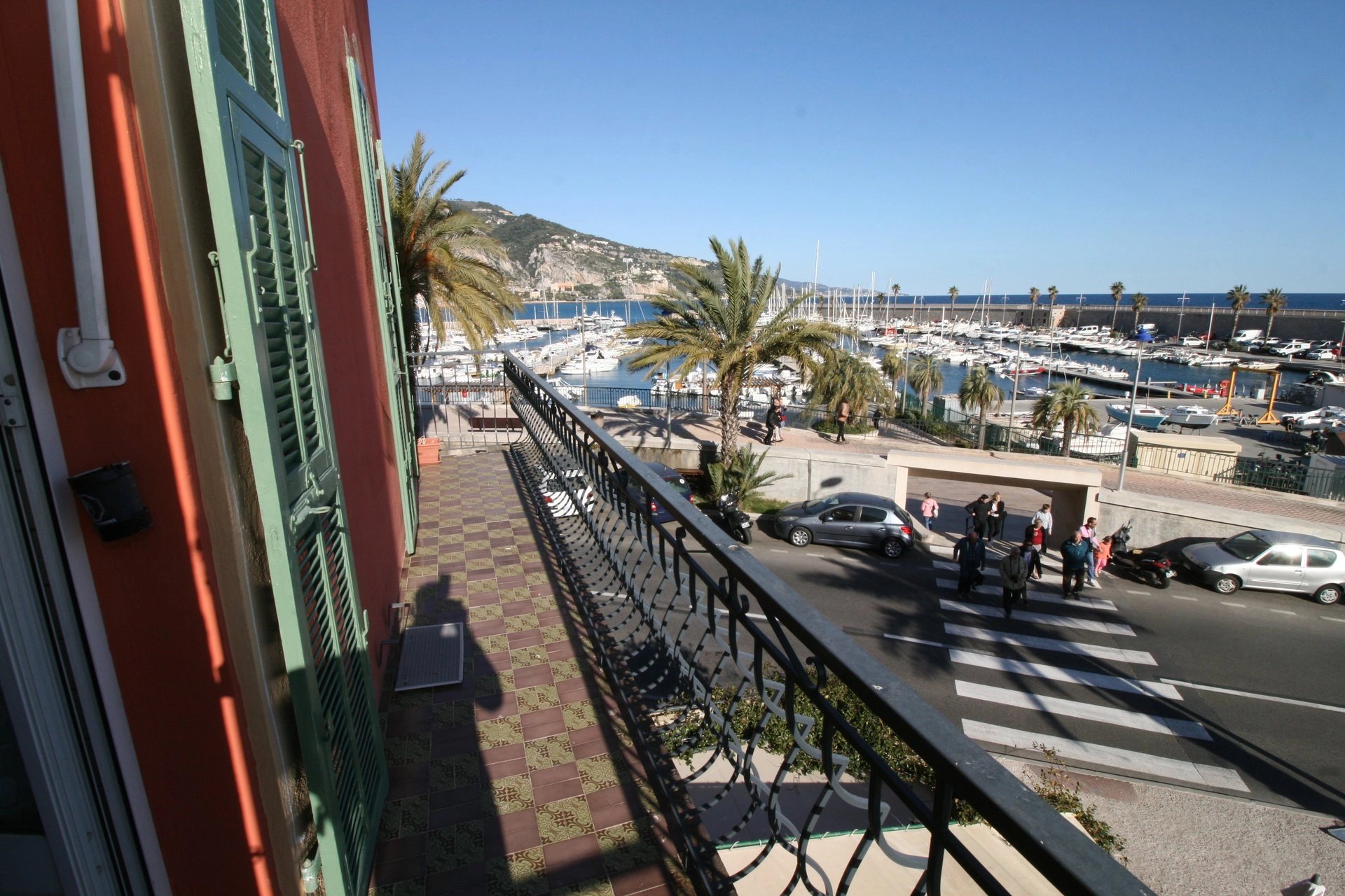 Immobilier Menton - A vendre, appartement trois/quatre pièces avec balcon et vue mer