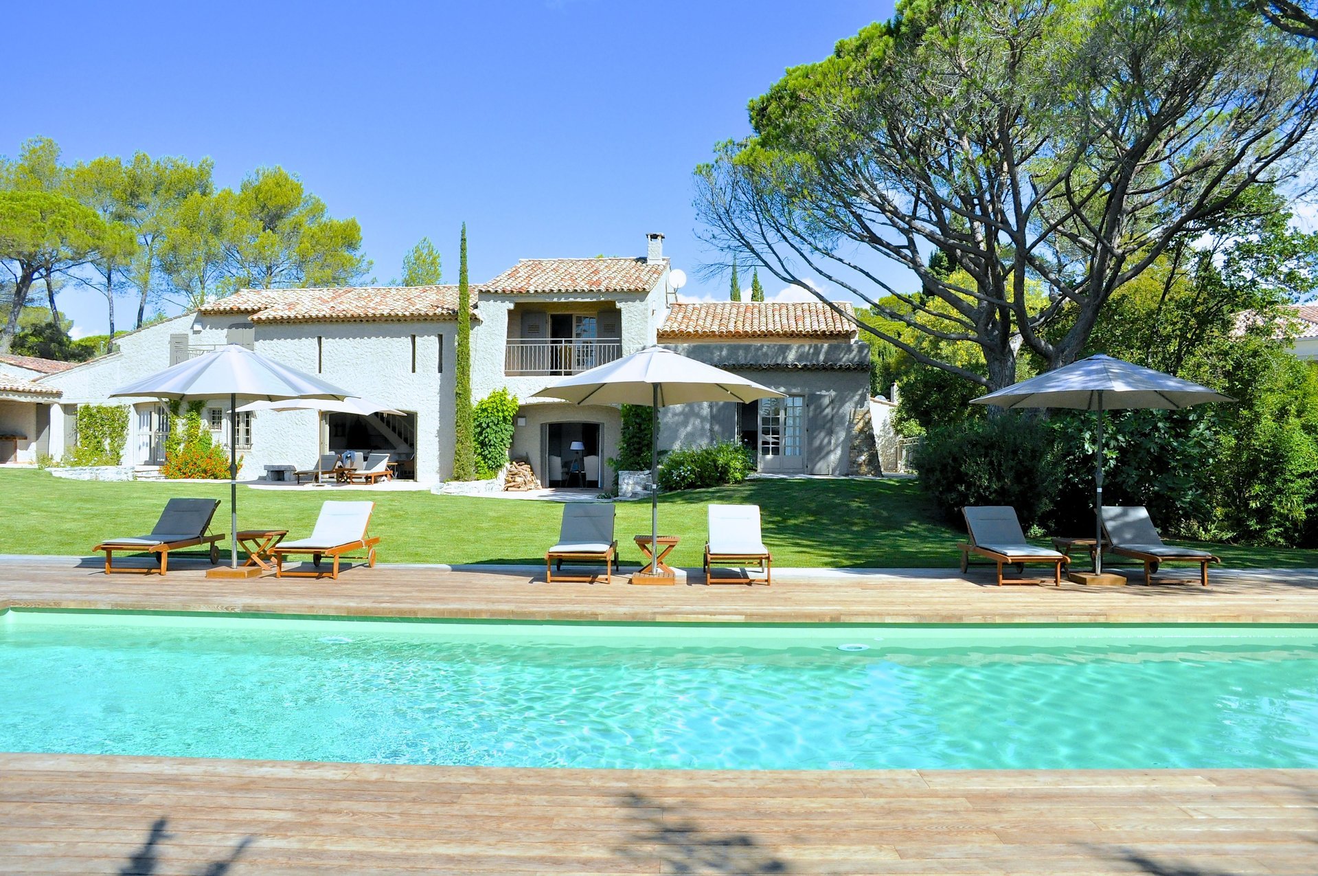 St. Raphaël - Spacious authentic villa with external buildings (+ 500m2) in the luxury Valescure