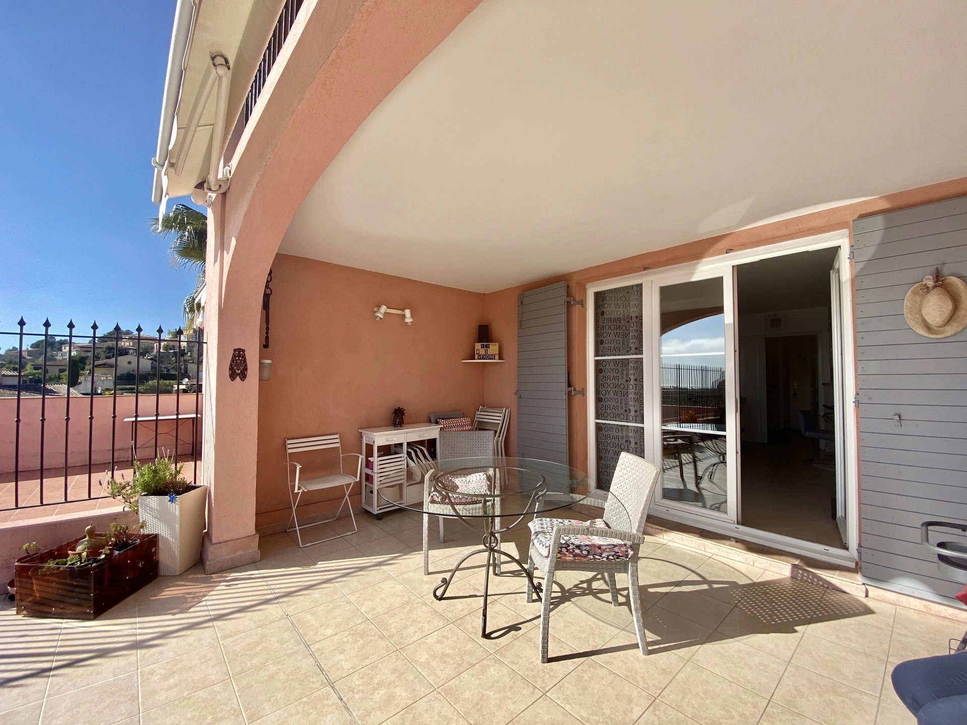 Duplex with garage, sea view, large terrace, swimming pool, facing south