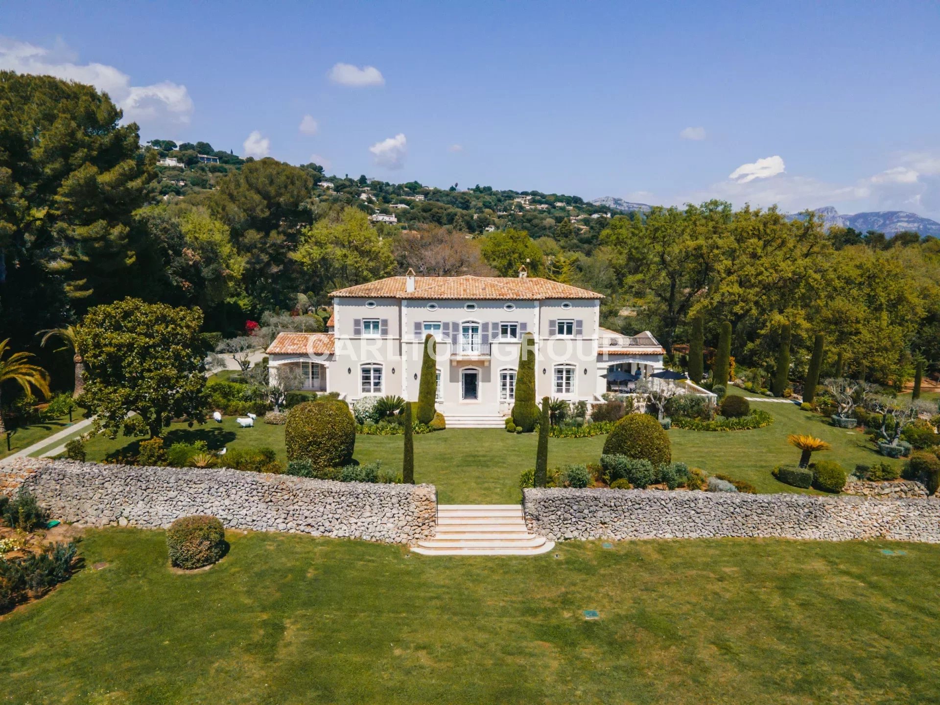 Exceptional 7 bedroom estate in the heart of 10 acres of landscaped gardens with tennis court