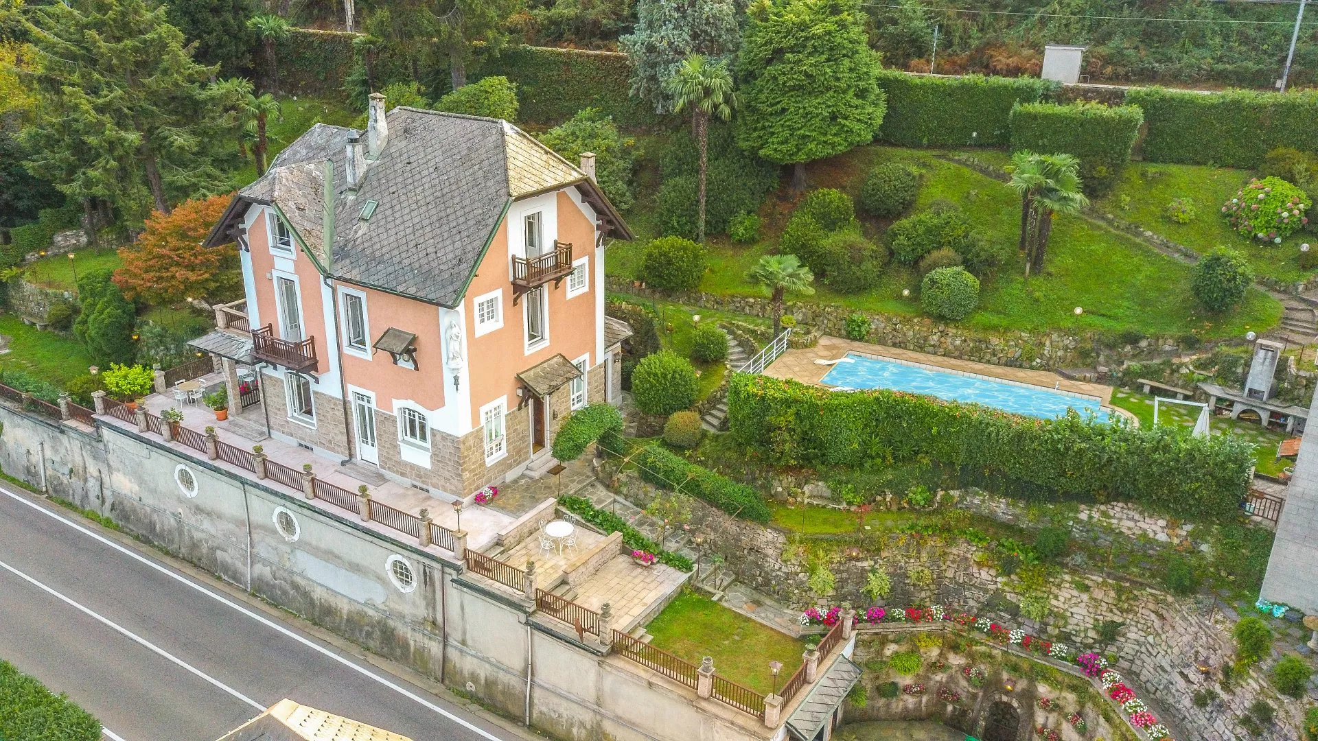 Villa d'époque à vendre avec quai et piscine