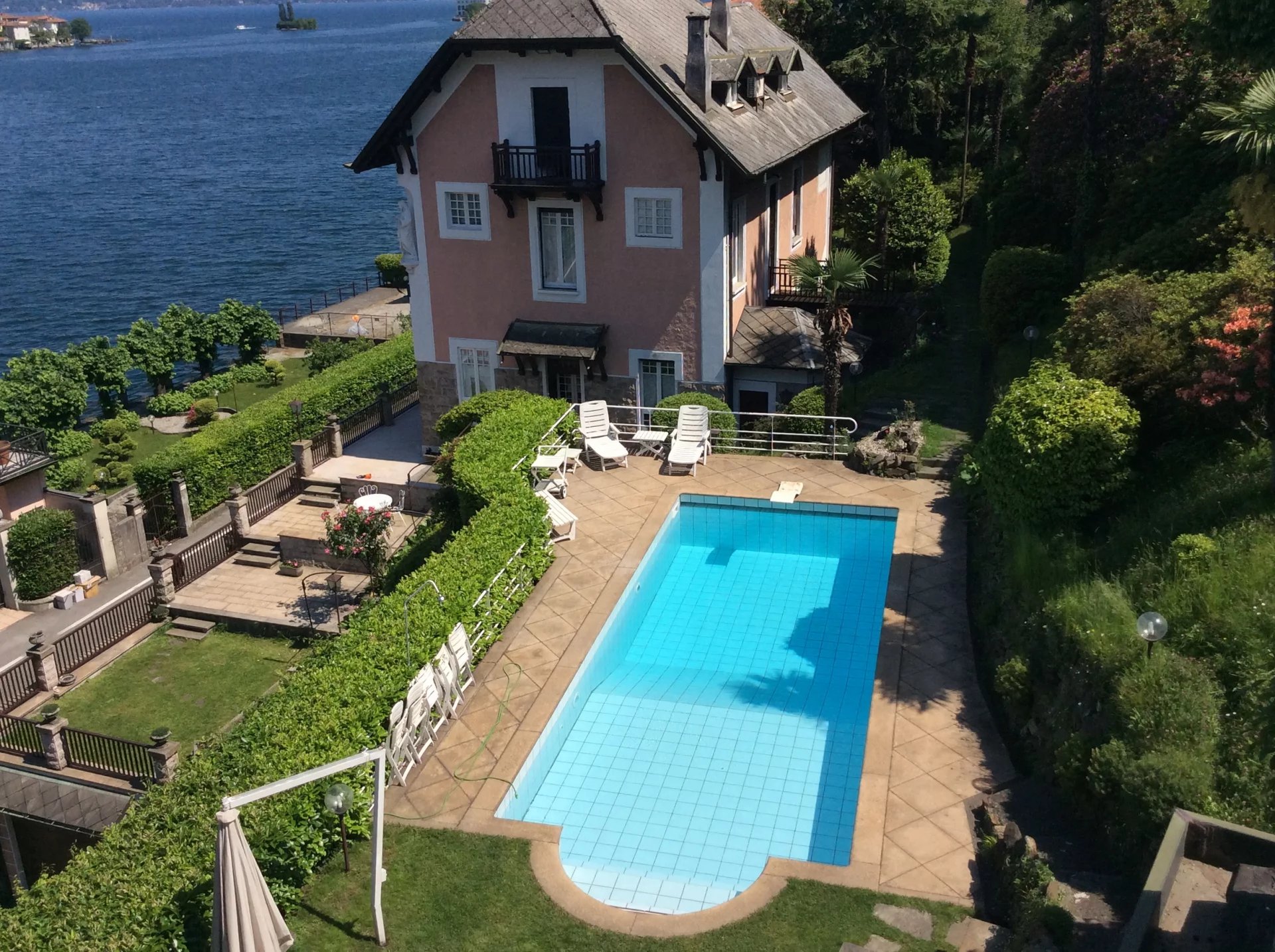 Period villa for sale with dock and swimming pool