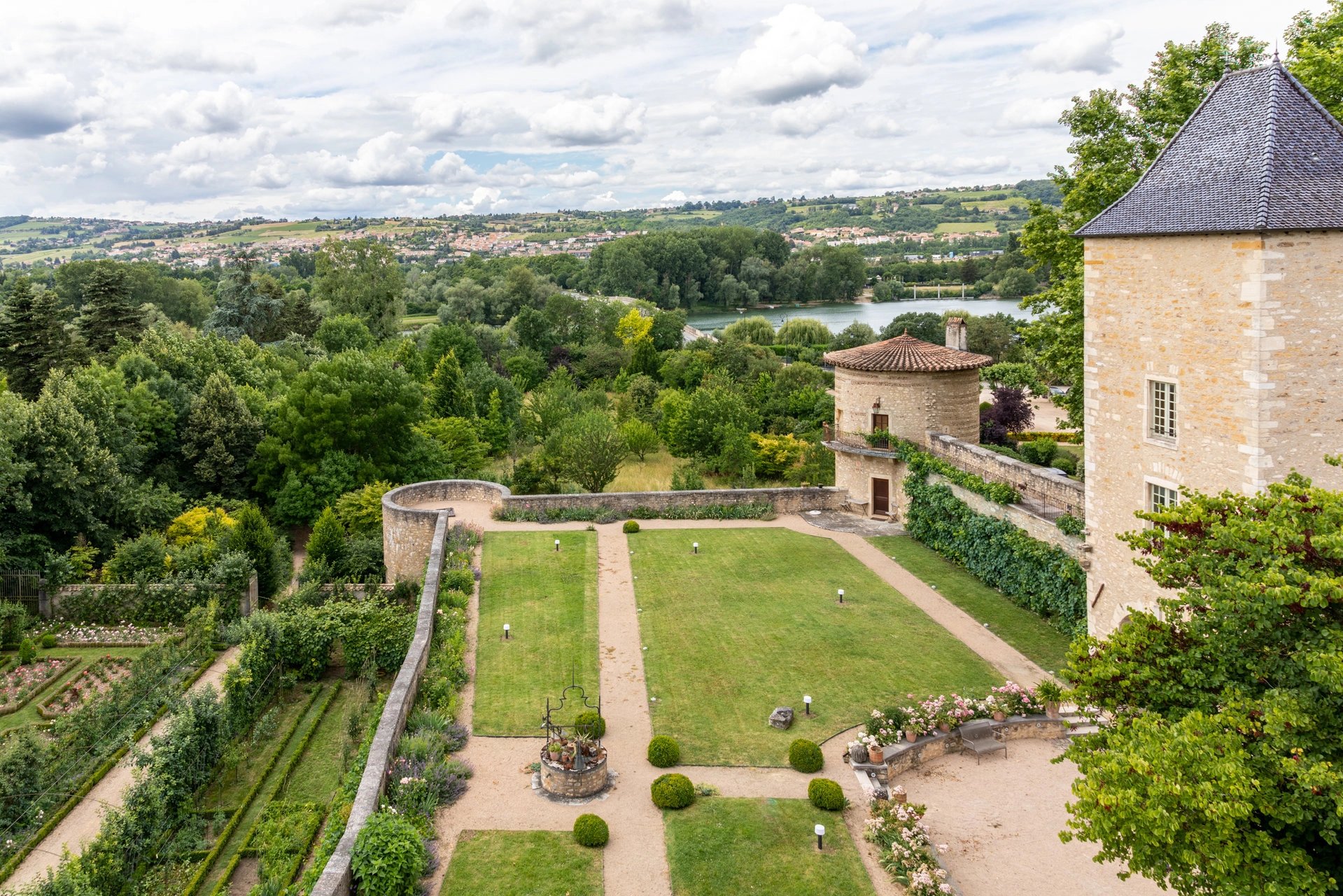Exclusivité - Château aux belles prestations, proche nord de Lyon