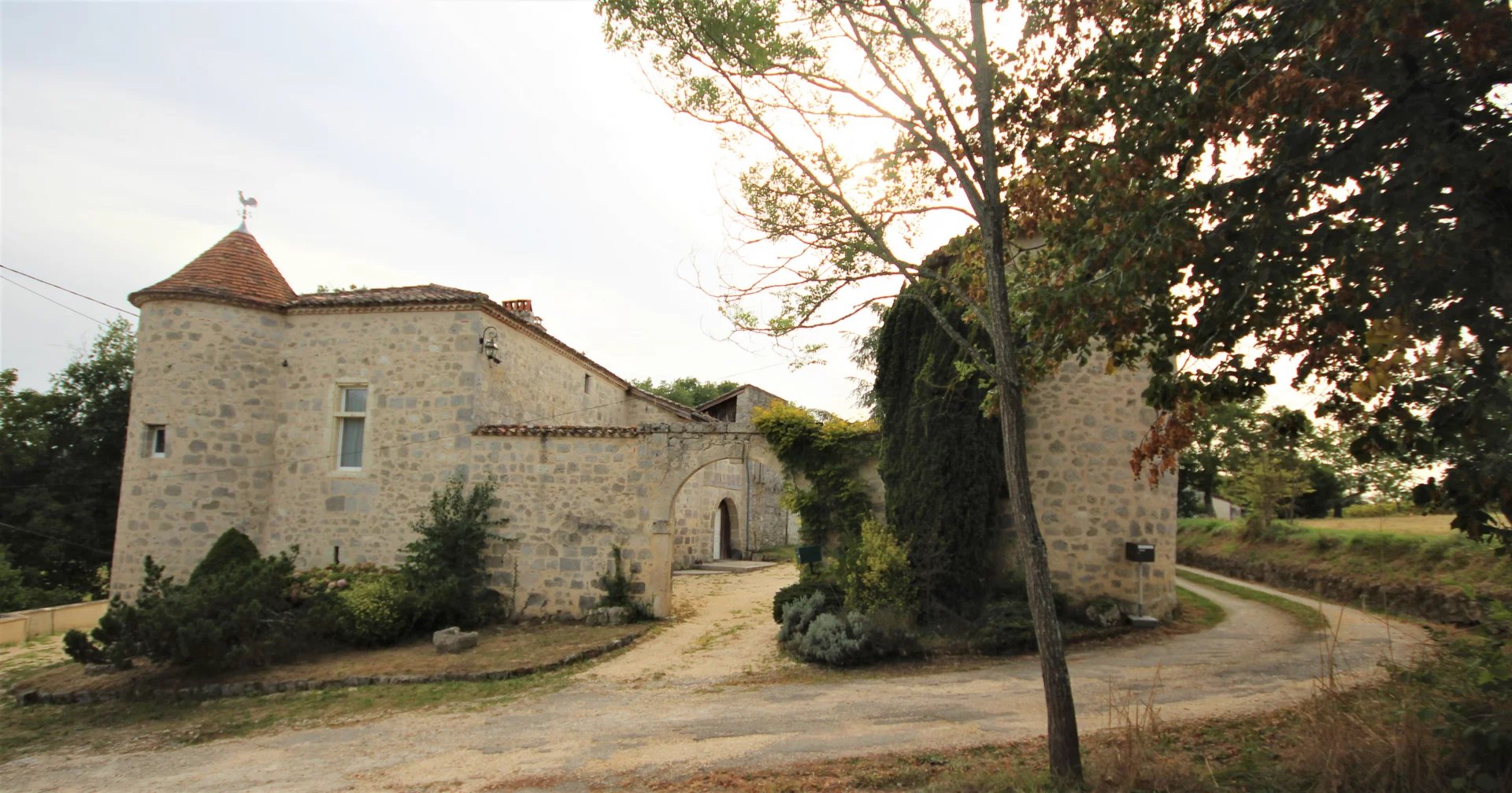 Traditional stone maison de maître conveniently located on the edge of a popular town.