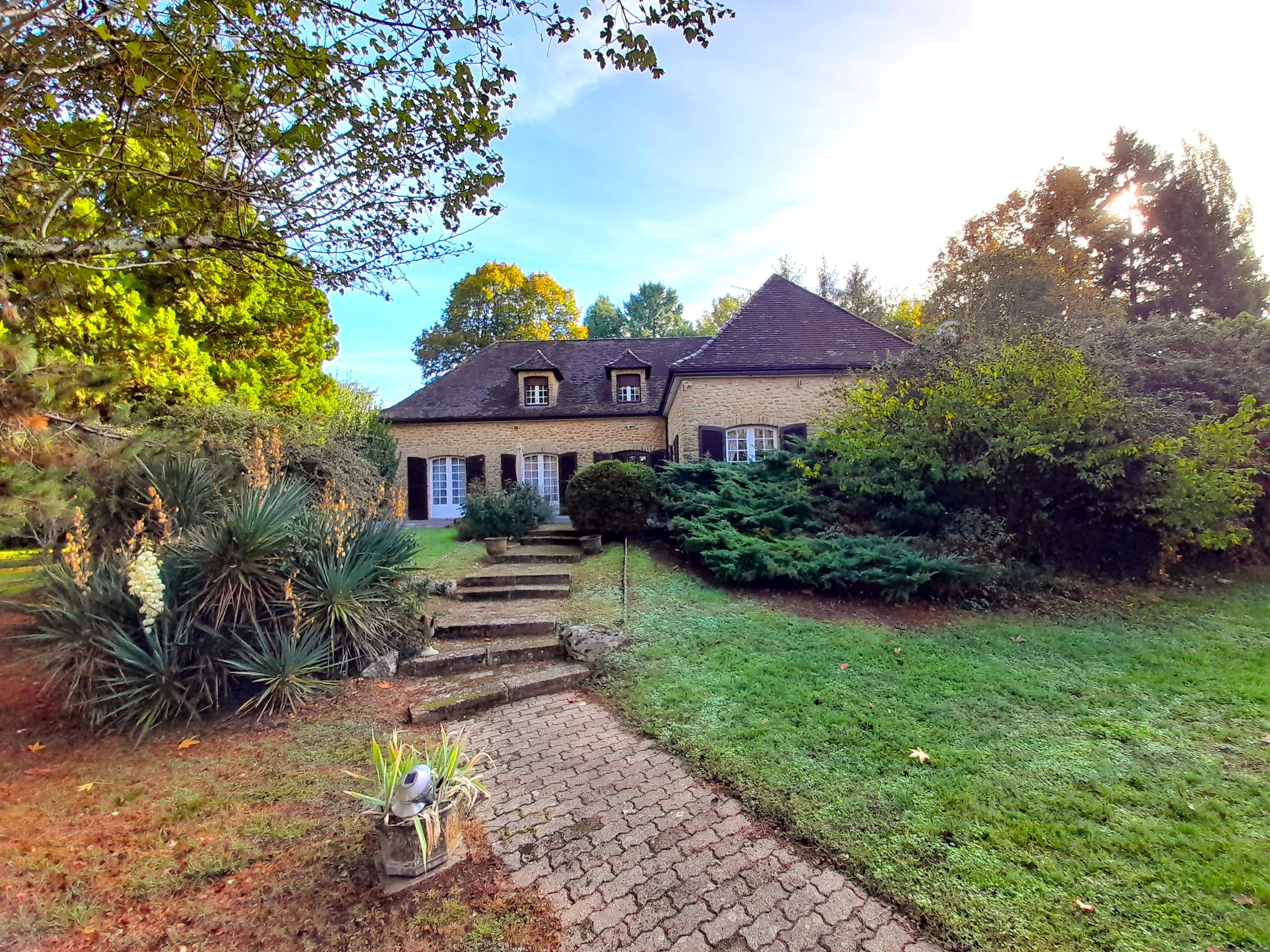Spacious family home set in mature gardens walking distance to bastide town