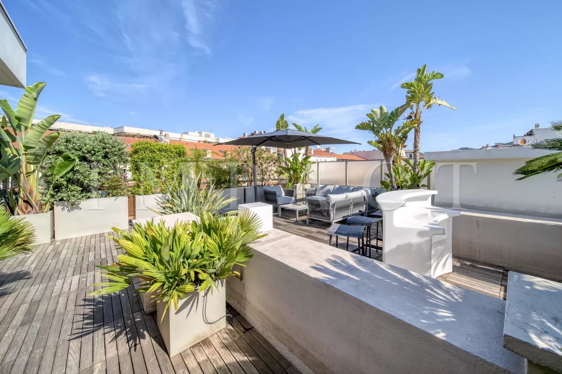 Cannes centre penthouse for rent