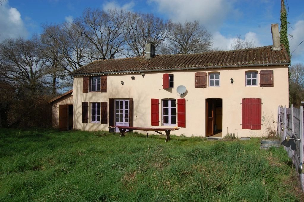 HAUTE-VIENNE - Old farmhouse with outbuilding and pool on 5,8 ha