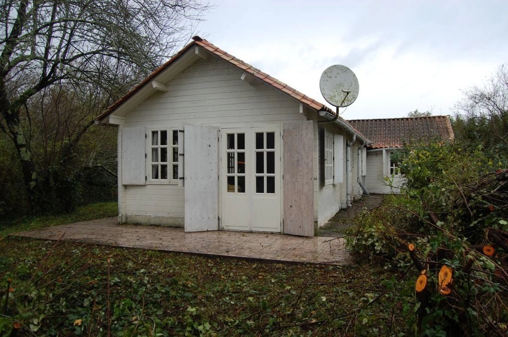 DORDOGNE - Te renoveren houten bungalow op ca 8.863 m2