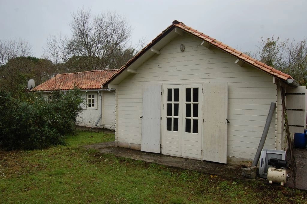 DORDOGNE - Te renoveren houten bungalow op ca 8.863 m2
