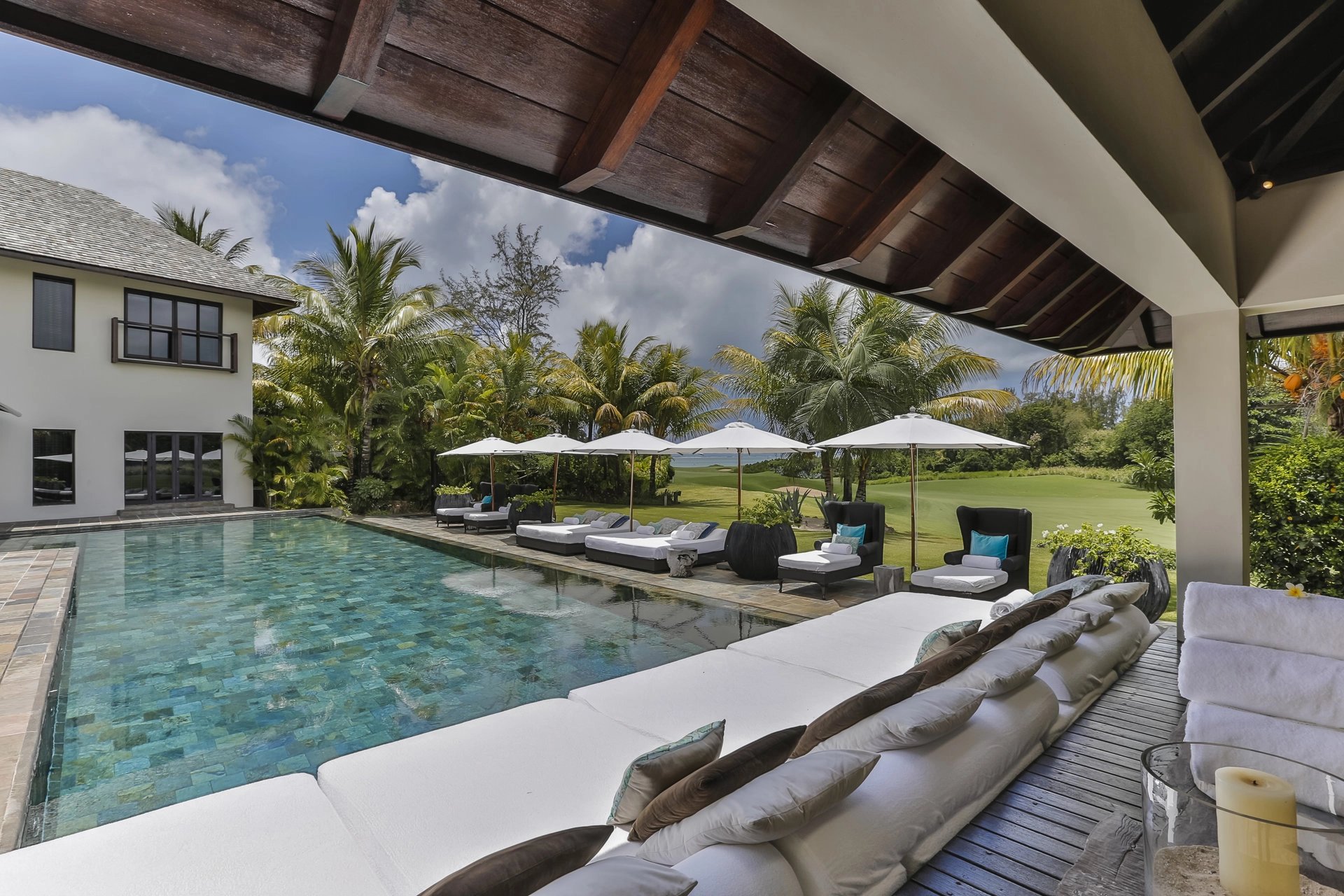 Enjoy the resale of this luxurious Villa