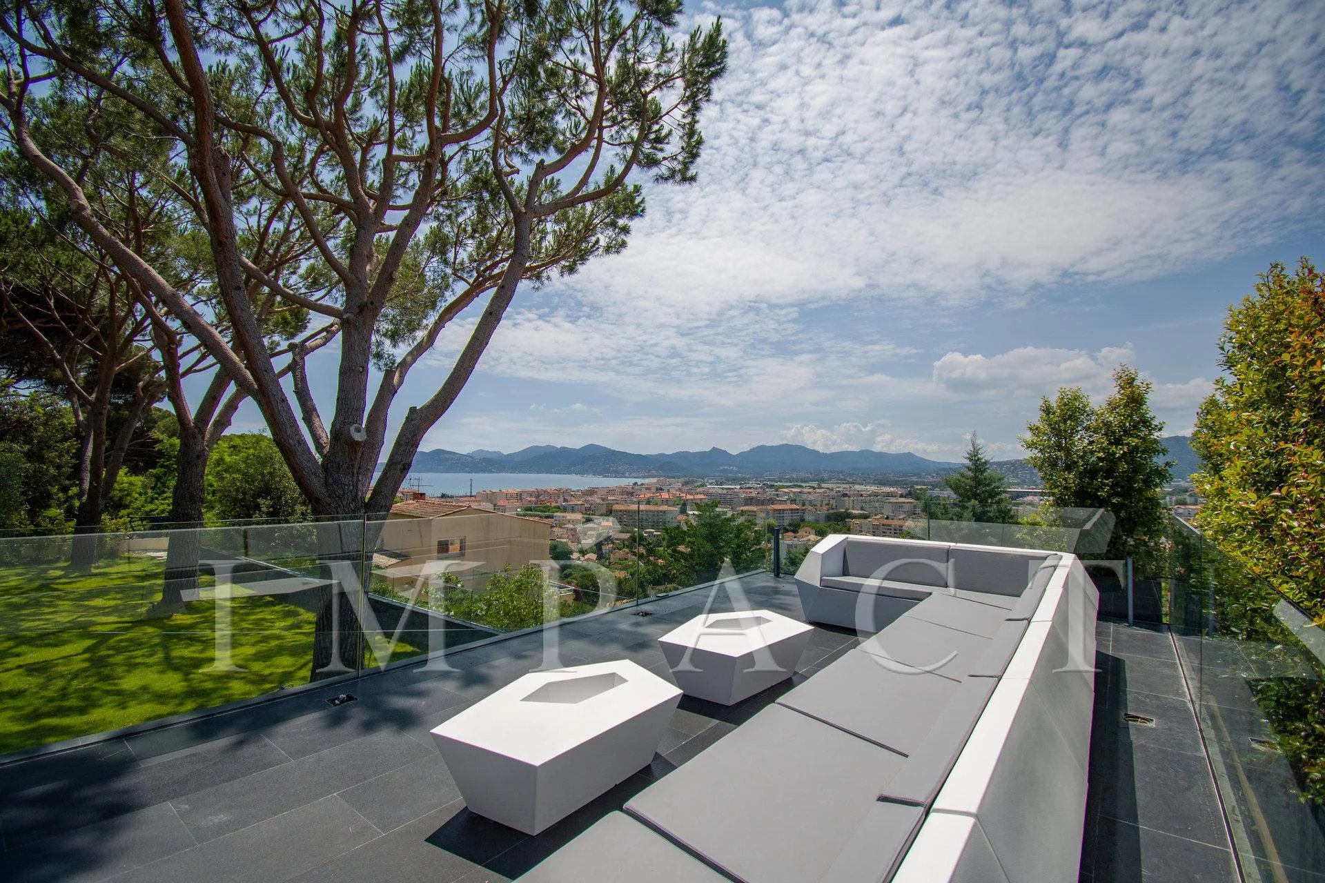 Modern villa 5 bedrooms to rent in Cannes