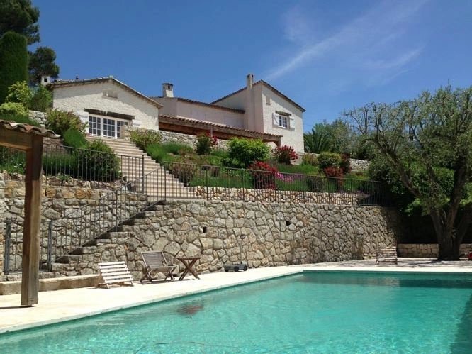 VERY BEAUTIFUL PROVENCAL BASTID IN A DOMINANT POSITION WITH SEA VIEW