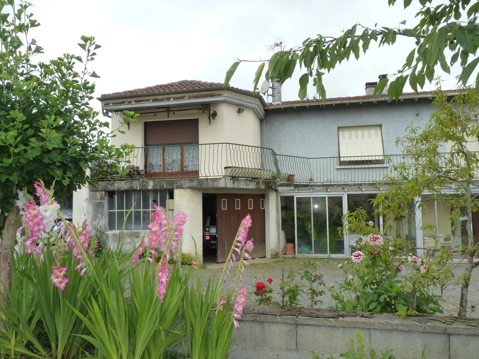 10 minutes from Aurignac, house with apartment on 3589 m² of building land